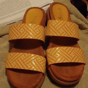 Rouge hellium sandals